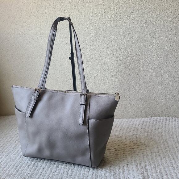 Michael Kors Gray Shoulder Bag with Saffiano Leather - Picture 2 of 8